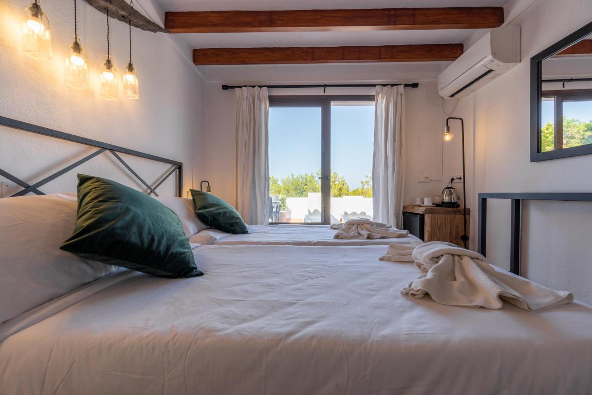 Hostal Restaurante Pou Des Lleo Sant Carles de Peralta Szoba fotó